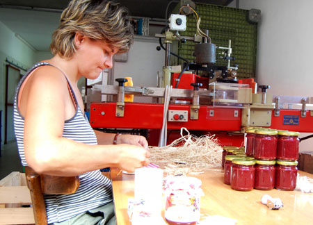 Glassene er smukt dekoreret i hånden.