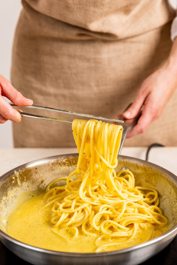 Vend pastaen i carbonara-sauce