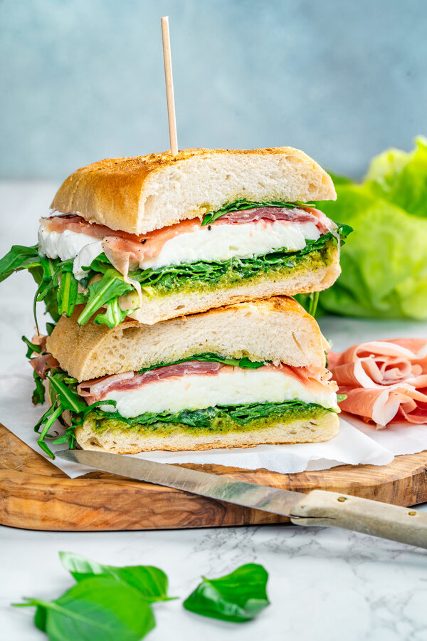 Ciabatta-sandwich med mozzarella og prosciutto