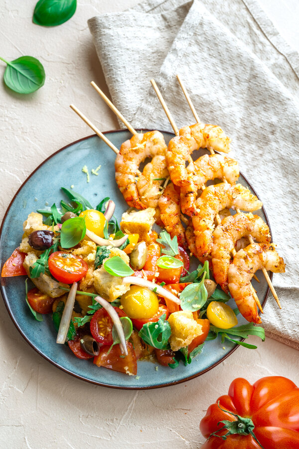 Panzanella med grillede rejespyd